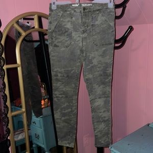 Mossimo denim . High rise jeggings. Camo. Size 6/28z great condition.